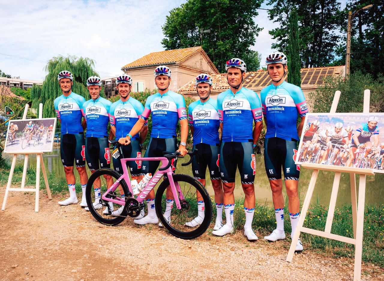 La Alpecin-Deceuninck con la divisa commemorativa per i 60 anni del primo podio dei Poulidor ©Alpecin-Deceuninck via X