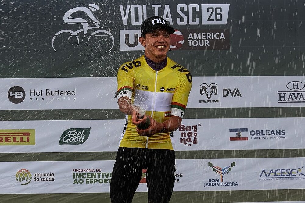 Javier Jamaica festeggia la vittoria della Volta de Santa Catarina 
