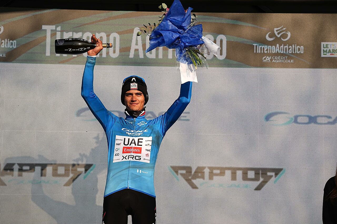 Isaac Del Toro in maglia azzurra ©RCS