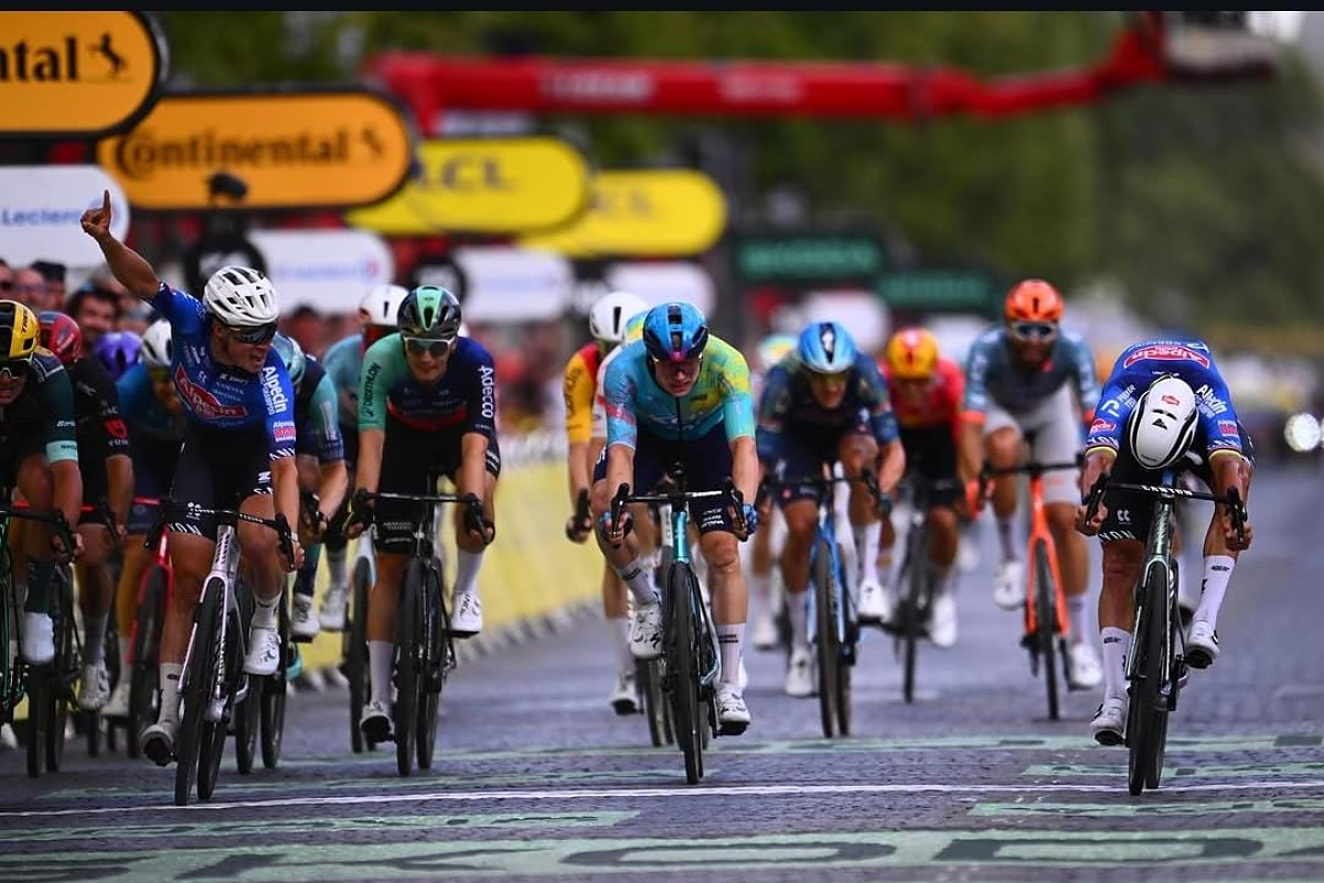 Van der Poel è l'artista di Montmartre. Doppietta Alpecin per chiudere il Tour de France