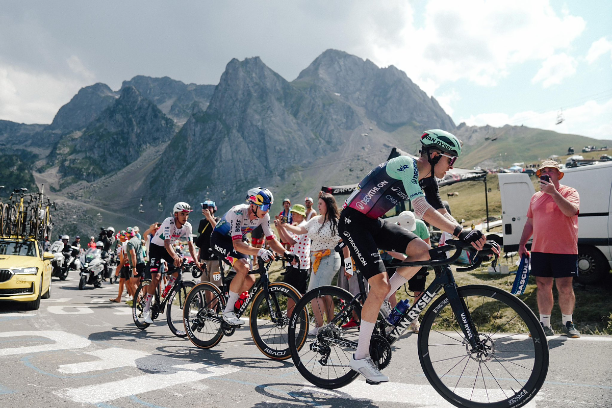 Lipowitz sul Tourmalet con Seixas e Del Toro ©Tour de France