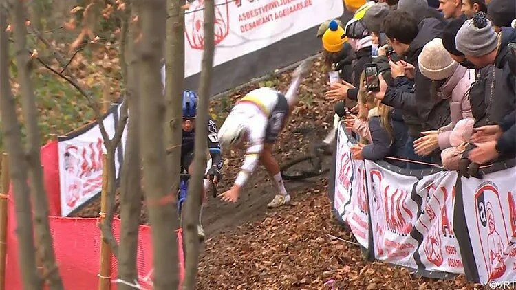 La caduta di Mathieu van der Poel