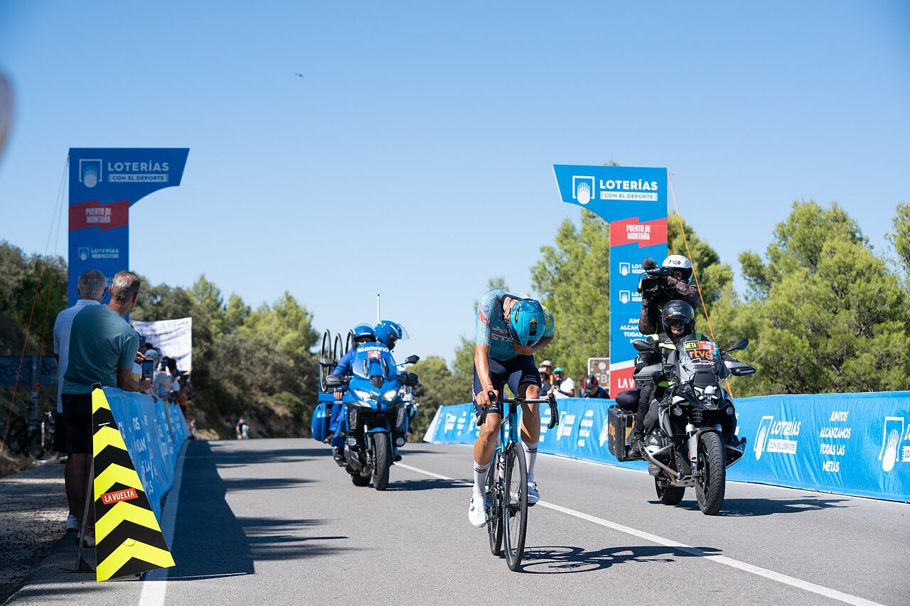 Alessandro Romele in vetta al Puerto de Benifallim durante la nona tappa della Vuelta a España 2026 © La Vuelta / cxcyxling via X