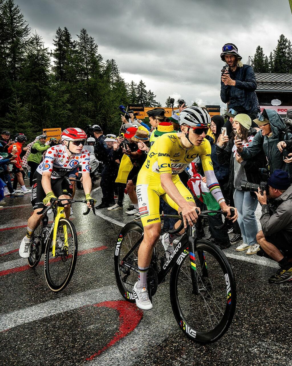 Tadej Pogačar con Jonas Vingegaard durante la 19a tappa del Tour de France 2025 con arrivo a la Plagne ©A.S.O. / @billy_lebelge