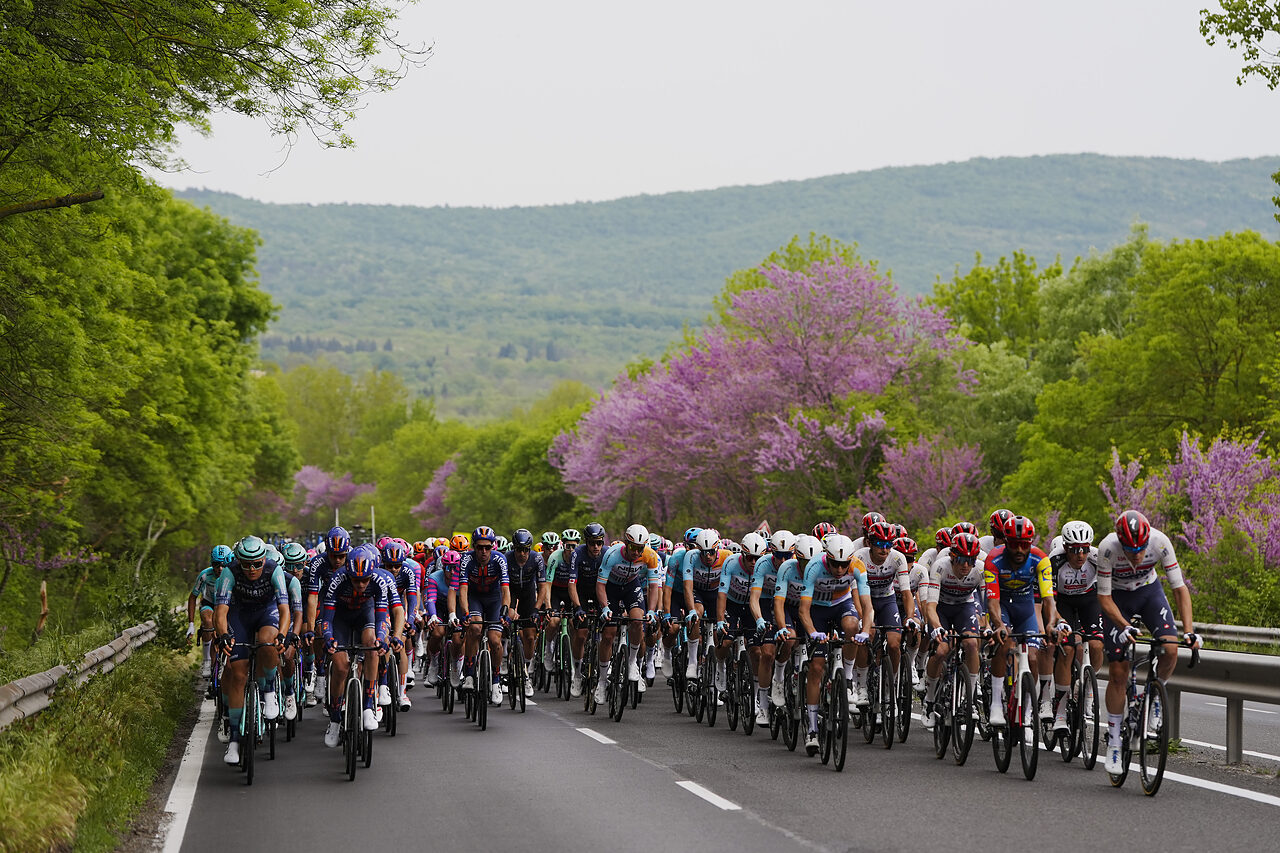 Il gruppo si prepara per la prima volata del Giro d'Italia 2026 © Giro d'Italia via X