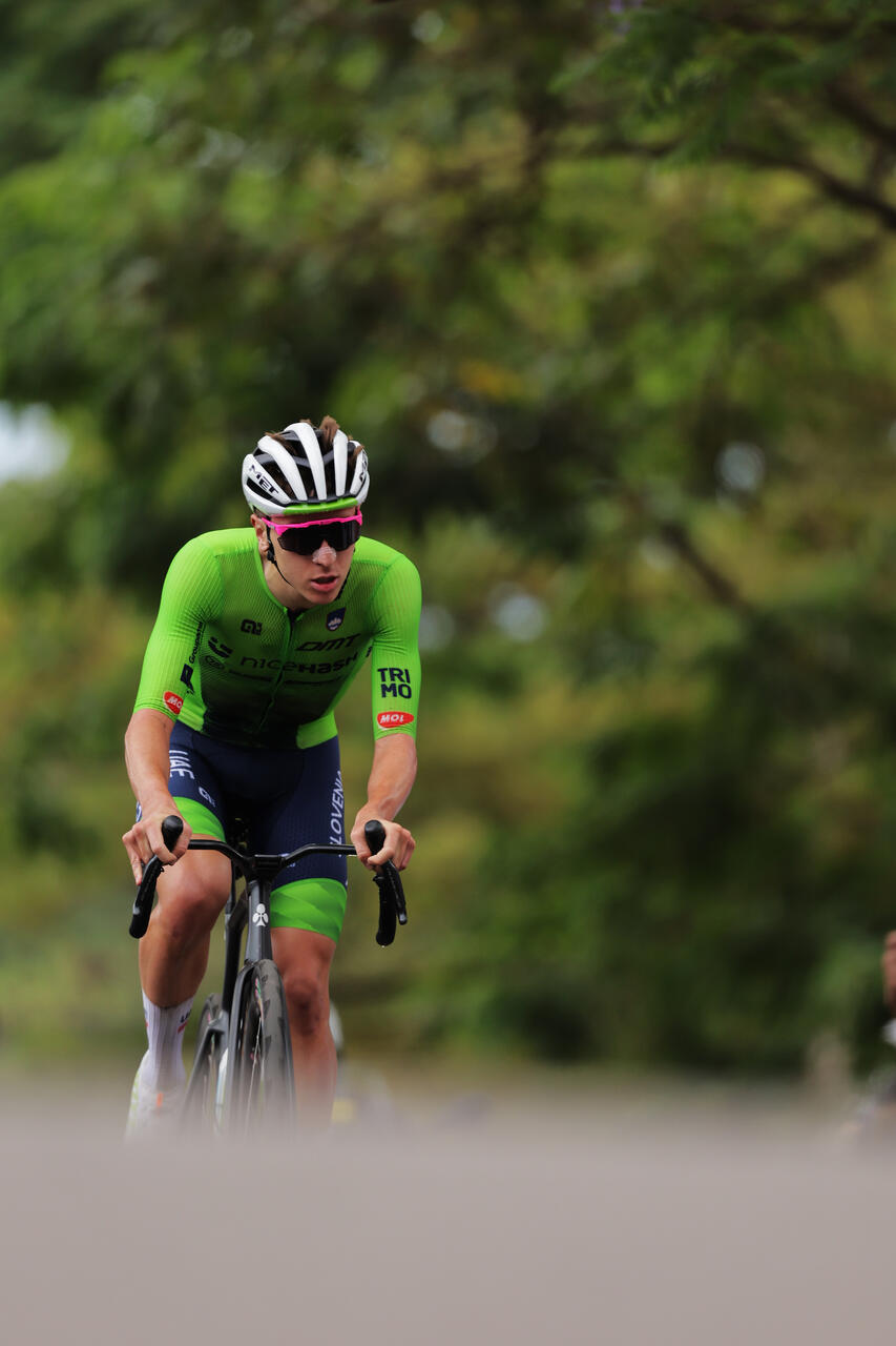 Tadej Pogacar tutto solo all'inizio dell'ultimo giro di Kigali 2025