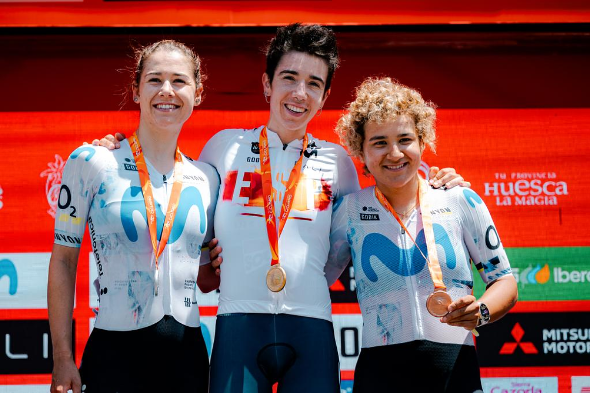 Mireia Benito sul podio dei campionati nazionali con Sara Martín e Paula Ostiz ©RFECiclismo