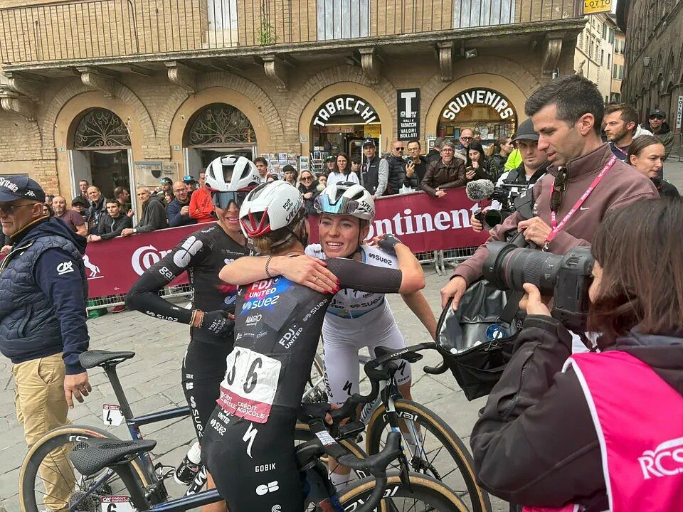 Demi Vollering ed Elise Chabbey a Piazza del Campo © In De Leiderstrui
