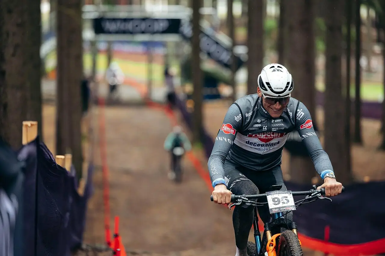 Mathieu van der Poel in mountain bike sul tracciato di Nove Mesto nel 2025 © Alpecin-Deceuninck via X