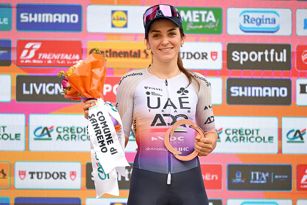 Eleonora Camilla Gasparrini sul podio della Sanremo ©UAE Team ADQ