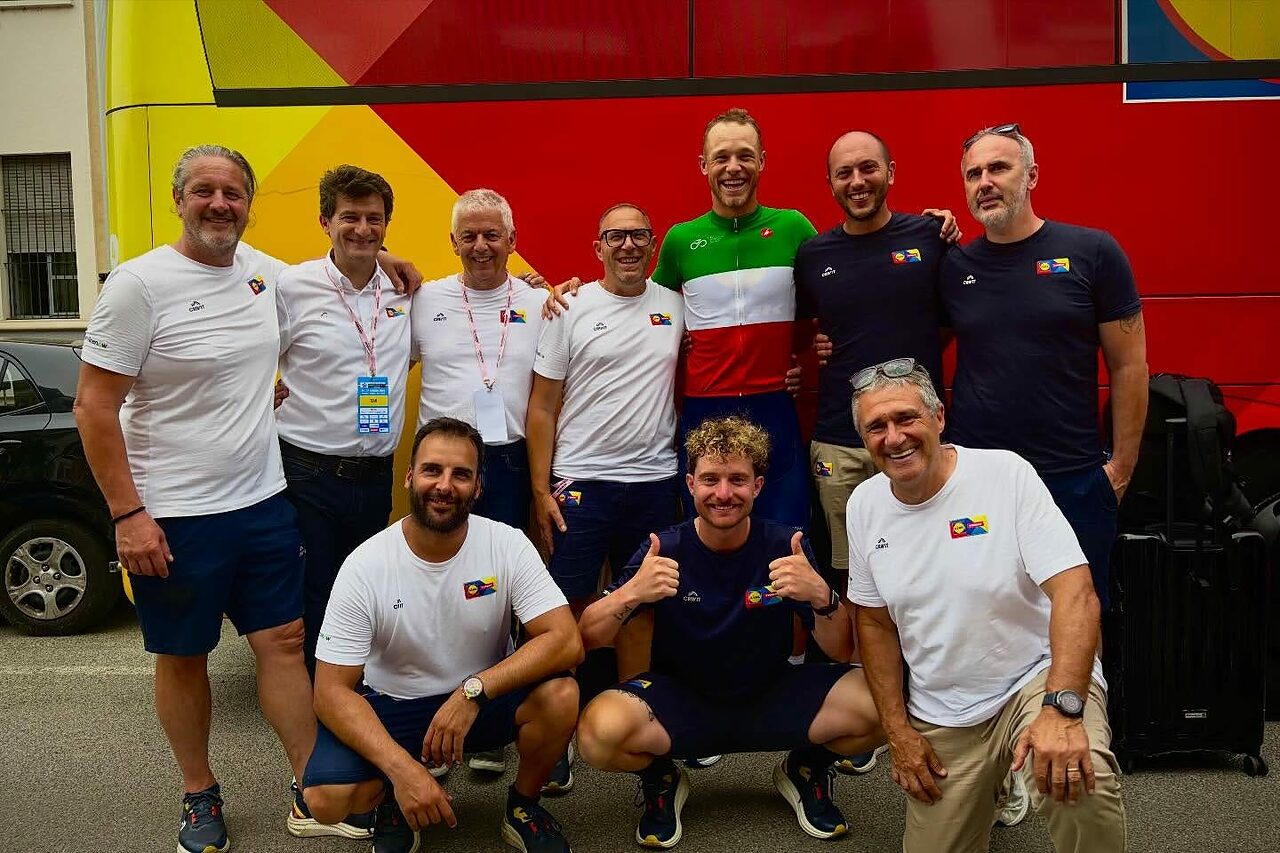 Jonathan Milan festeggia con Luca Guercilena Simone Consonni e lo staff Lidl-Trek (foto da IG)