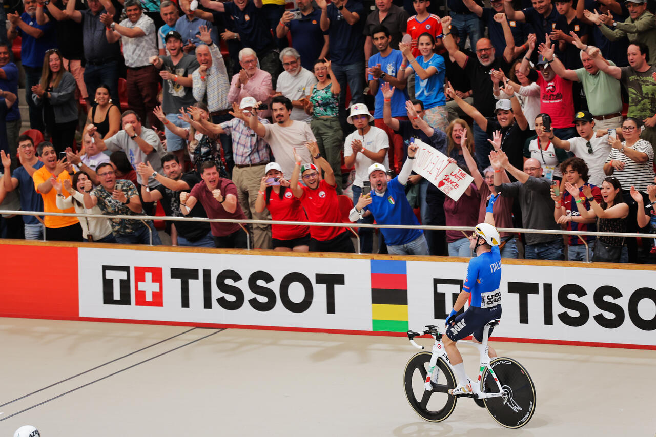 Viviani saluta il pubblico di Santiago del Cile dopo il titolo mondiale nell'Eliminazione ai Mondiali su pista ©SWpix