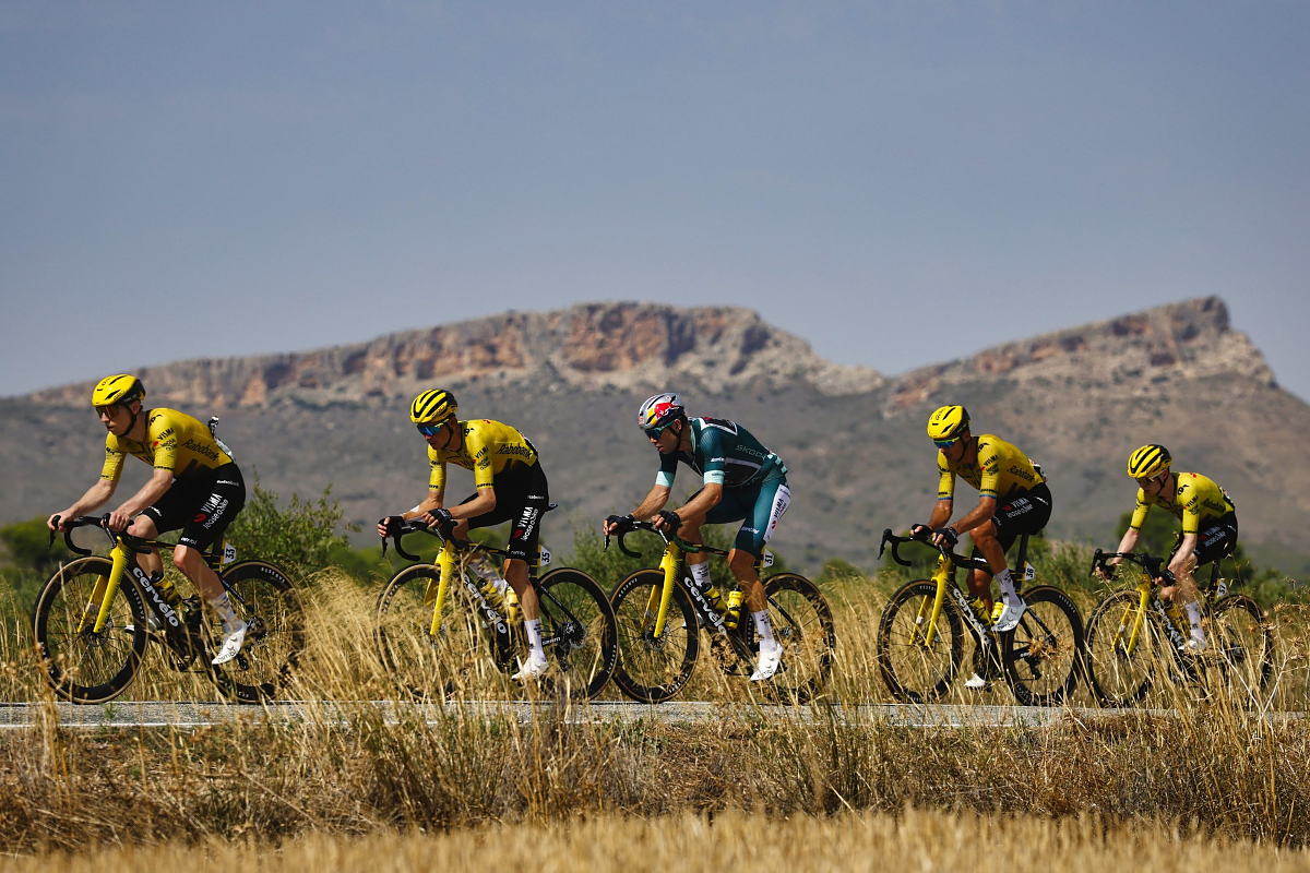 Wout Van Aert in maglia verde circondato dai compagni ©Team Visma Lease a Bike