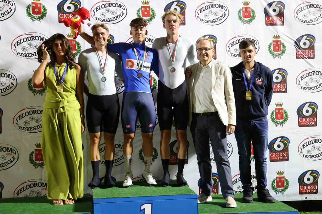 Davide Stella sul podio della 6 Giorni delle Rose di Fiorenzuola dopo aver vinto l'Eliminazione U23 ©Velodromo di Fiorenzuola via IG