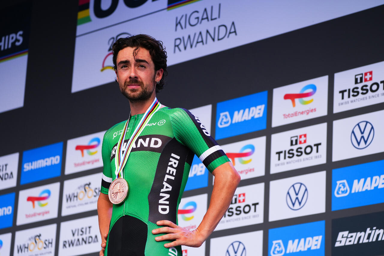 Ben Healy sul podio dei Mondiali di Kigali 2025 © SWpix