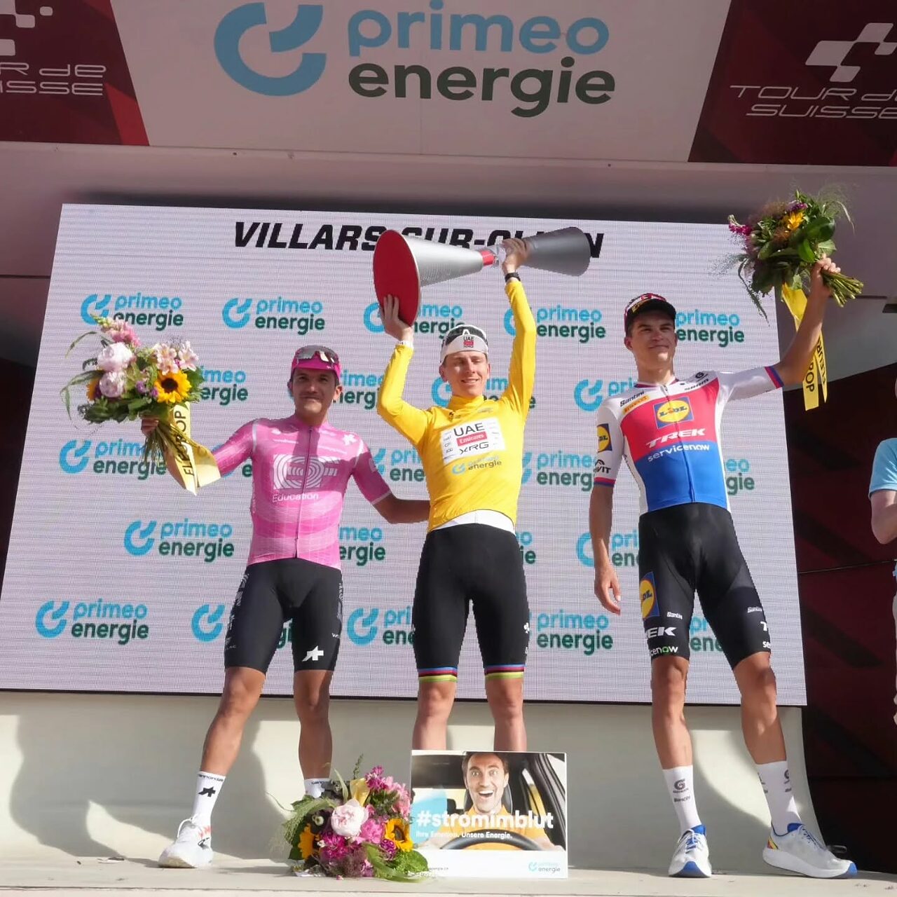 Tadej Pogačar con Richard Carapaz e Mathias Vacek sul podio del Tour de Suisse 2026 ©Tour de Suisse