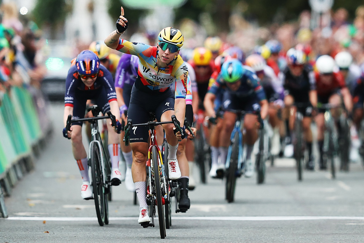 Lorena Wiebes resiste agli attacchi e vince la prima tappa del Tour of Britain