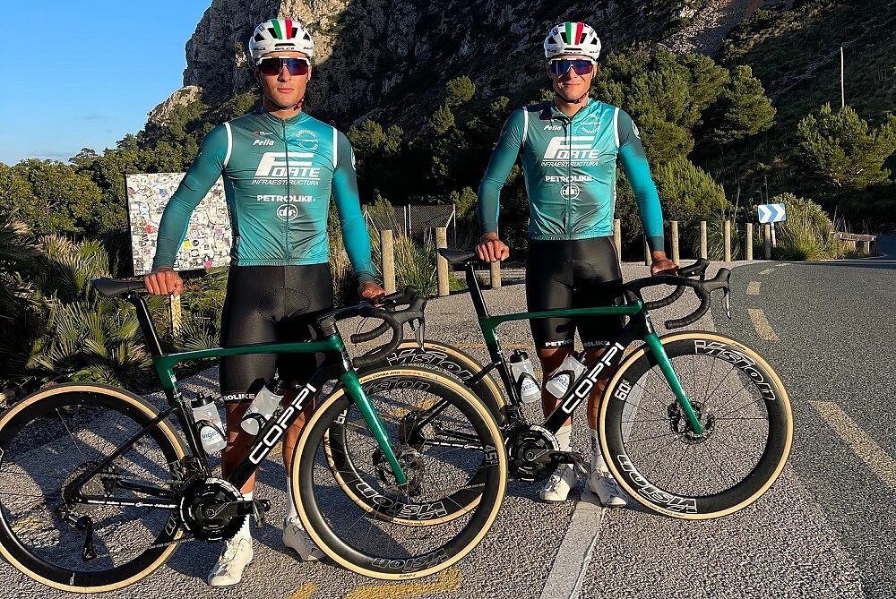 I gemelli Prieto presentano la maglia e la bici 2026 della Petrolike