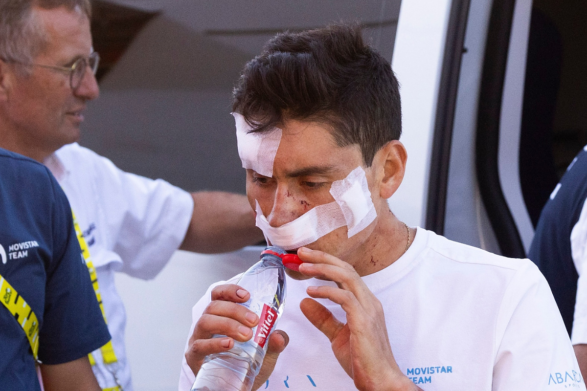 Immagini forti: Rubio sbatte contro un'auto UAE sull'Alpe d'Huez e termina il suo Tour