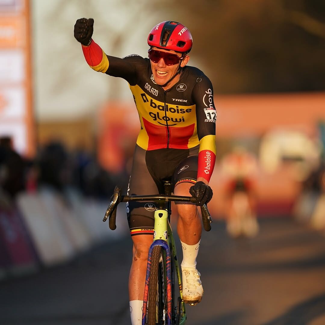 Thibau Nys ottiene il terzo successo stagionale in Coppa del Mondo di ciclocross a Dendermonde su Tibor Del Grosso ©Gaëtan Flamme