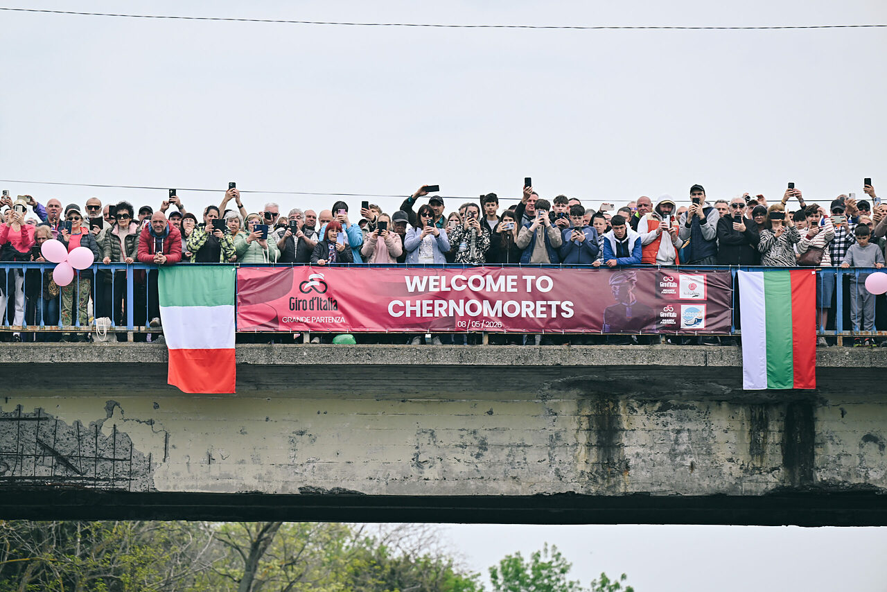 I tifosi bulgari salutano il passaggio del Giro d'Italia da Chernomorets (RCS Sport)