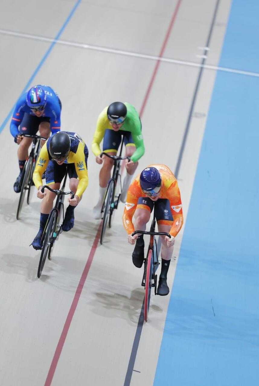 Harrie Lavreysen vince la batteria dei ripescaggi eliminando Stefano Moro ©UCI Track Cycling