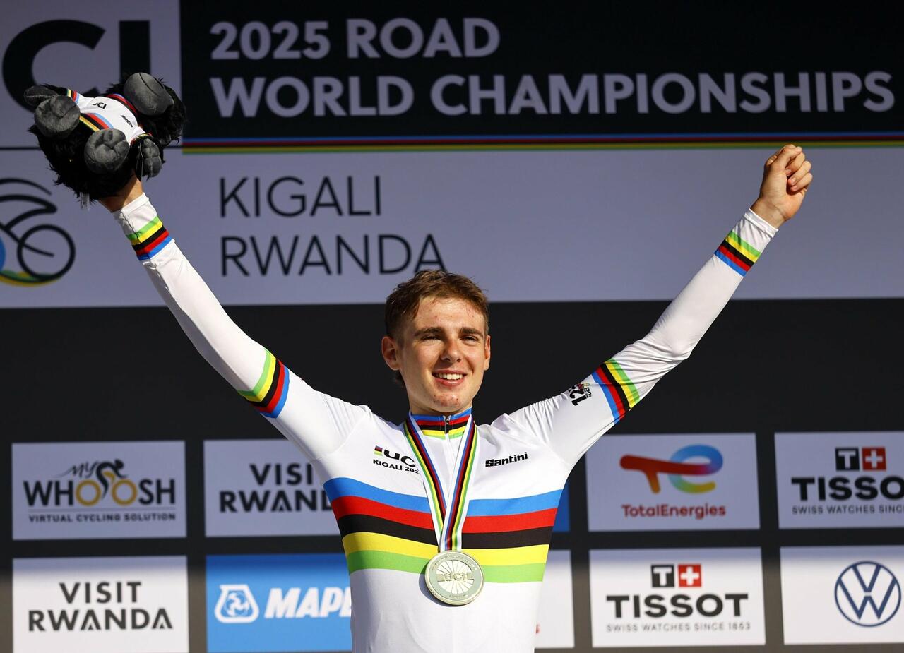 Lorenzo Finn sul primo gradino del podio del Mondiale di Kigali Uomini U23 2025 © Federciclismo via X