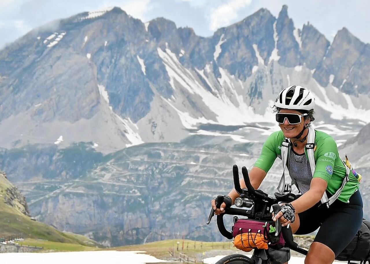 Sarah Cinquini in bici sulle Alpi © Sarah Cinquini  via Facebook