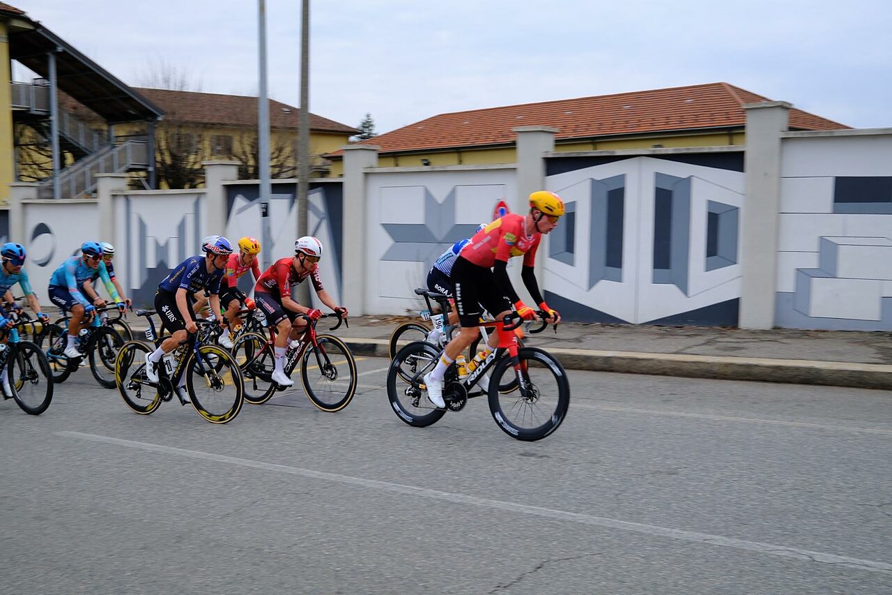 Il passaggio dei corridori durante la Milano-Torino 2026 © Kristian Perrone