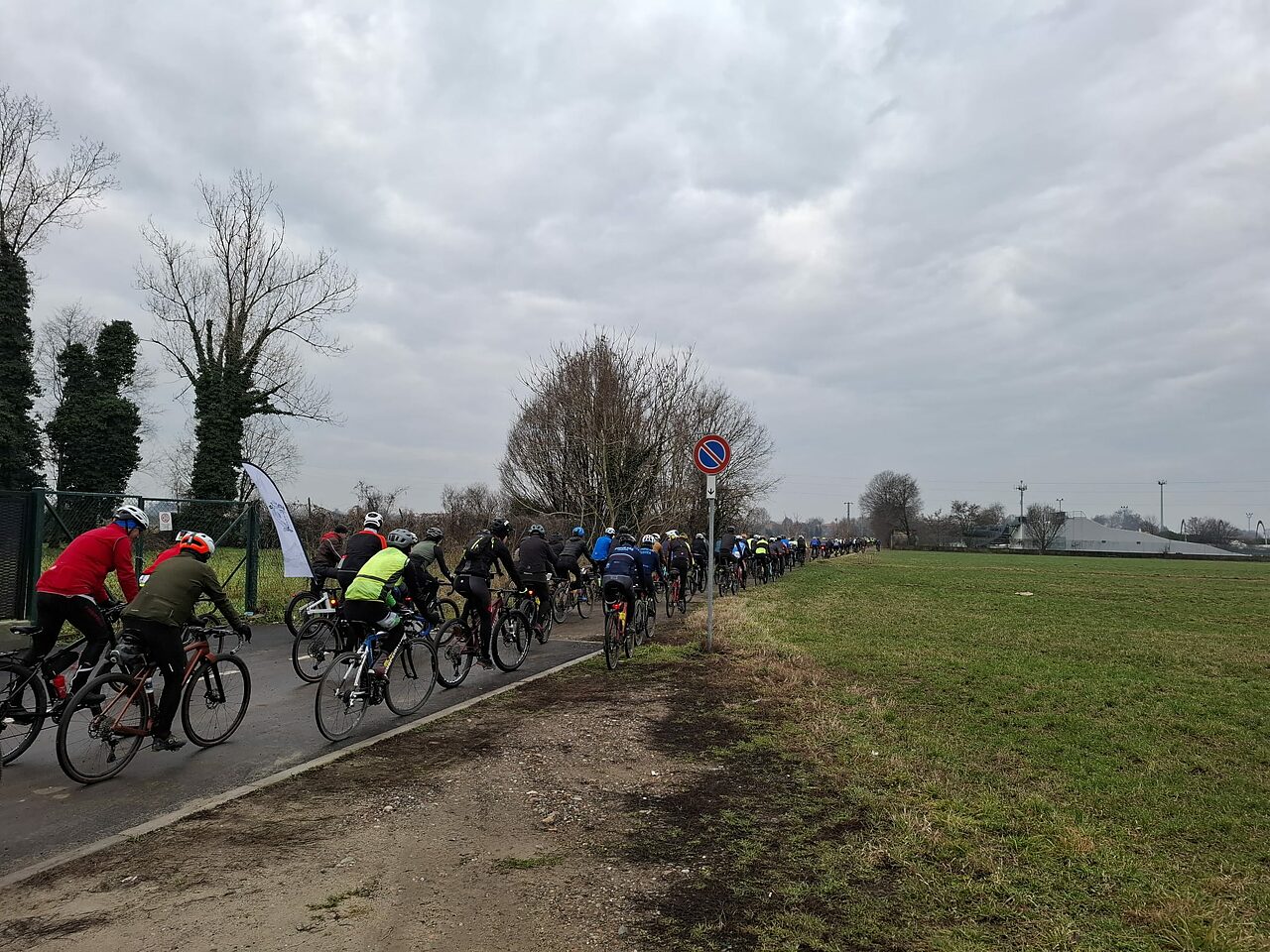 La coda che si forma all'imbocco del primo settore di sterrato © Umberto Bettarini