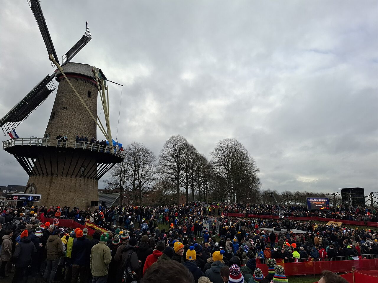 La folla sotto al mulino © Umberto Bettarini
