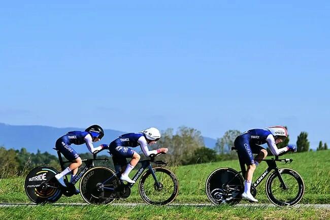 Cedrine Kerbaol, Juliette Labous e Marion Borras impegnate nella cronostaffetta mista dei Campionati Europei  © Billy Ceusters/Getty Images