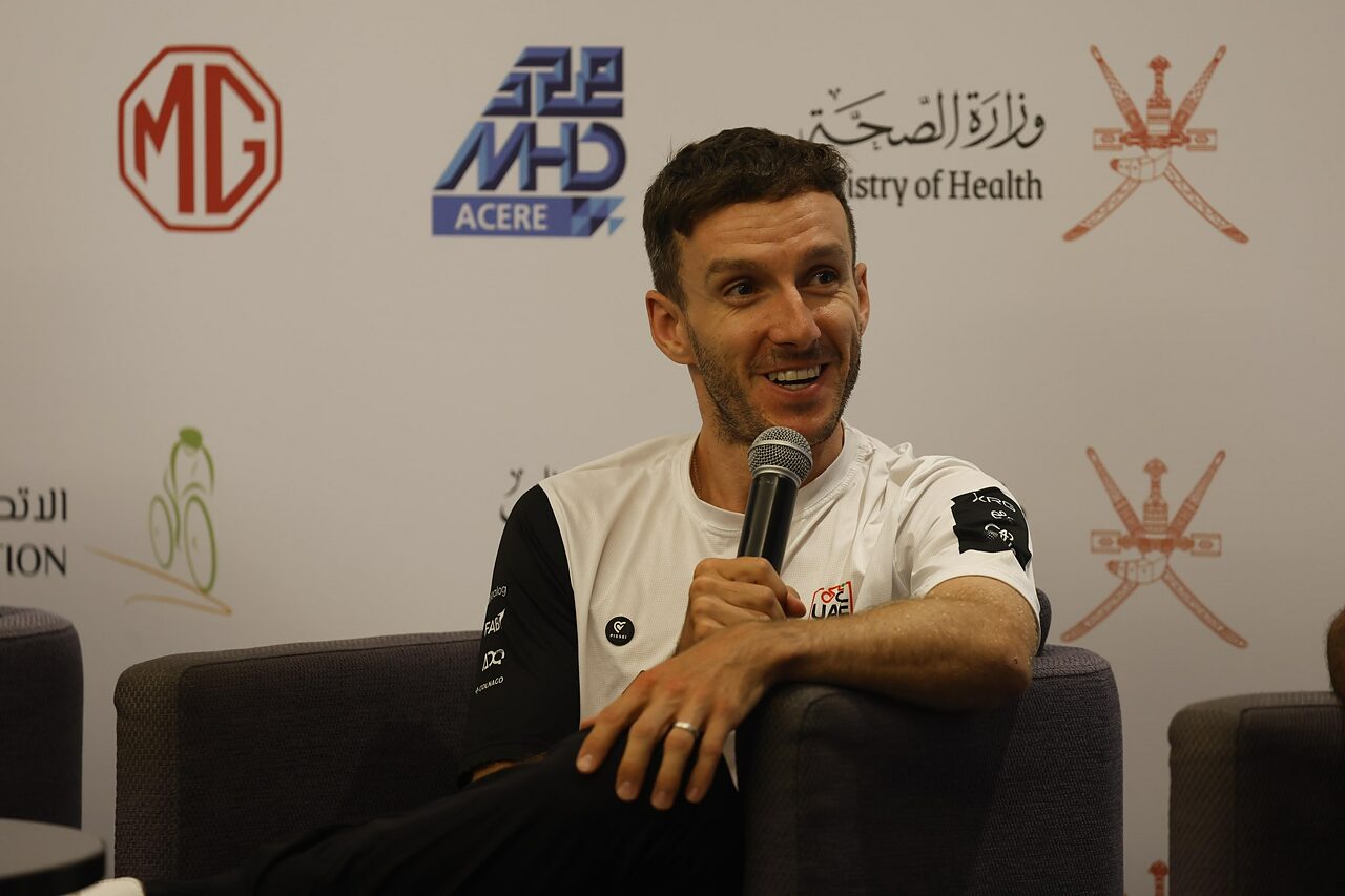 Adam Yates risponde alle domande dei cronisti, priam del Tour of Oman 2026 (© Alessandro Perrone/Cor Vos)