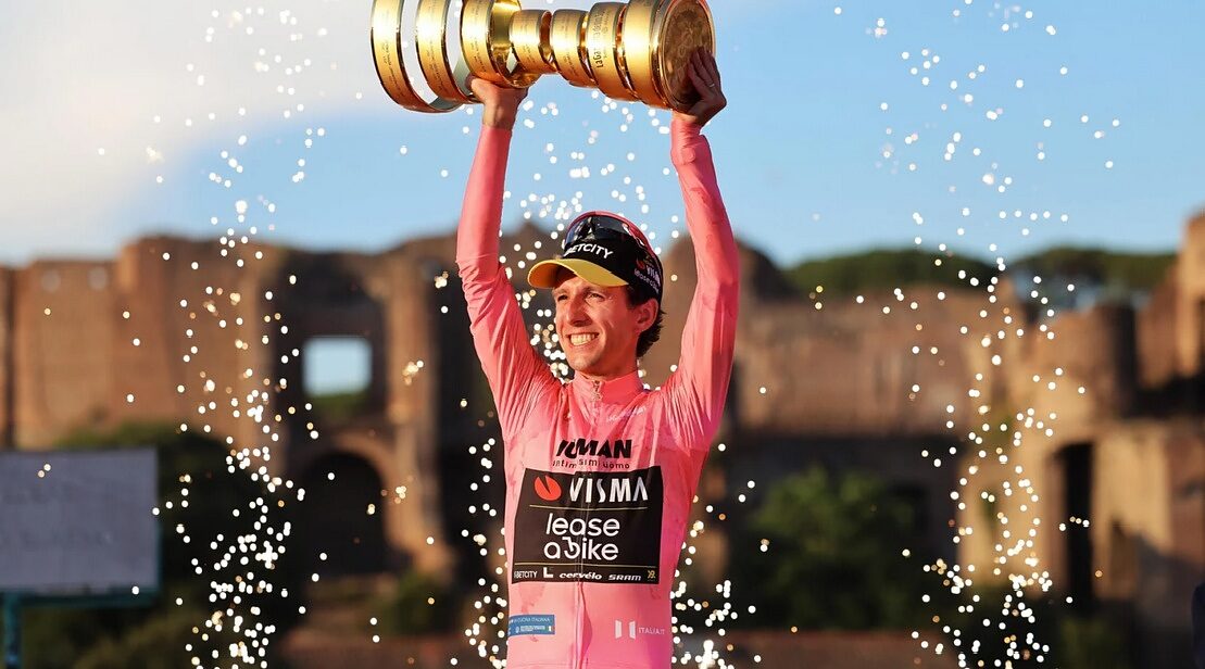 Simon Yates, vincitore del Giro d'Italia 2026 (CorVos)