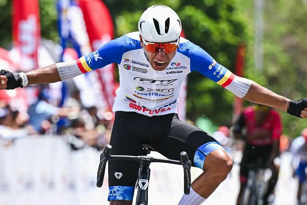Brandon Rojas festeggia al traguardo dell'ultima tappa della Vuelta a Venezuela