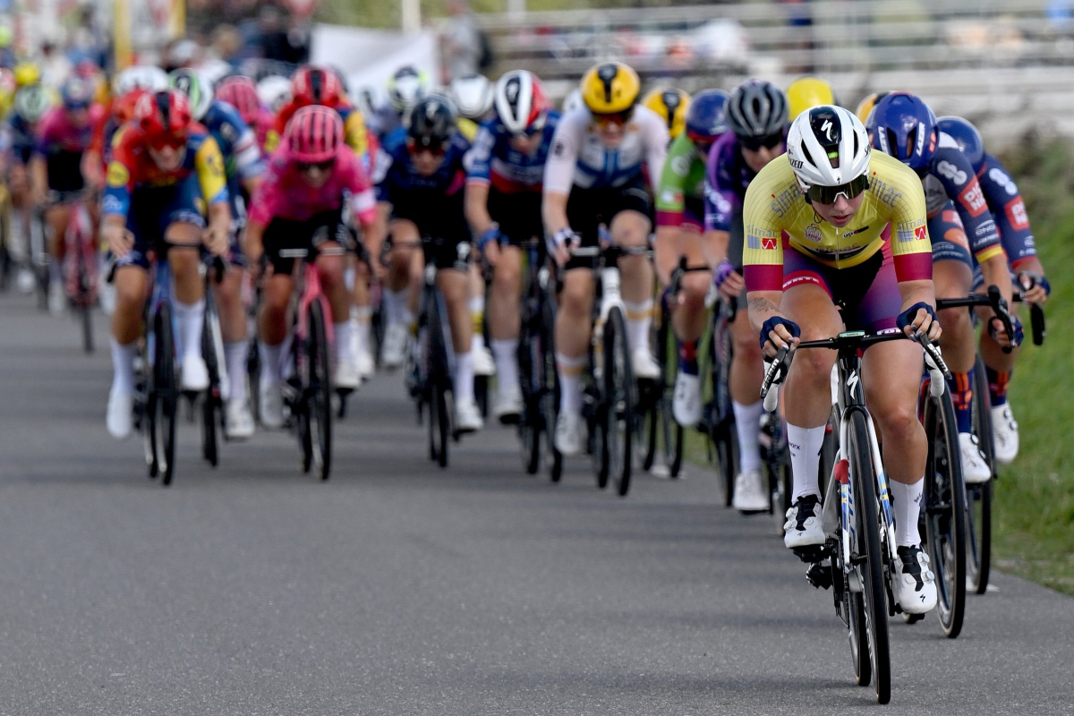 Anche Wiebes in testa al gruppo ©UCI WWT (Foto Getty)