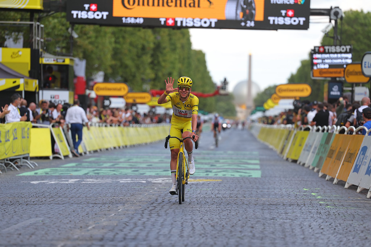 Tadej Pogačar taglia il traguardo dell'ultima tappa ©Tour de France