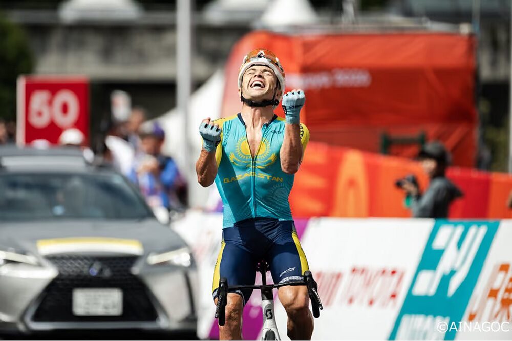 Alexey Lutsenko vince la prova in linea degli Asian Games