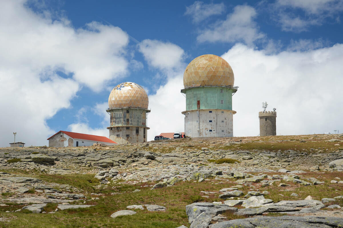 Le antichi stazioni radar sull'Alto di Torre, punto di arrivo della tappa e punto più alto del Portogallo continentale