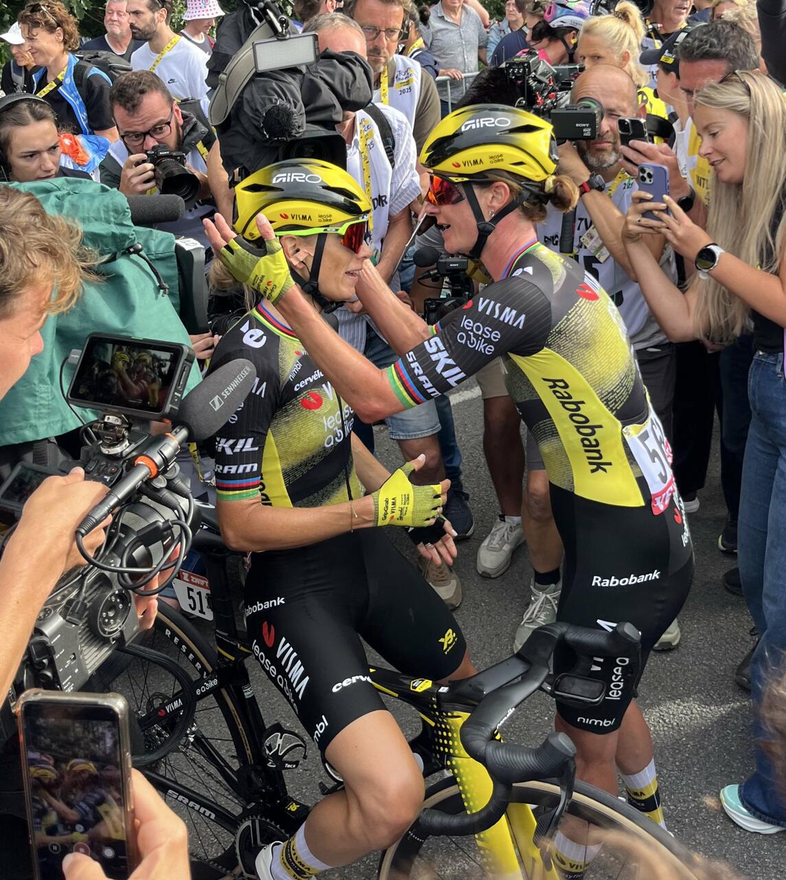 Marianne Vos e Pauline Ferrand-Prévot al termine della prima tappa del Tour de France Femmes © Arthur Frand via X