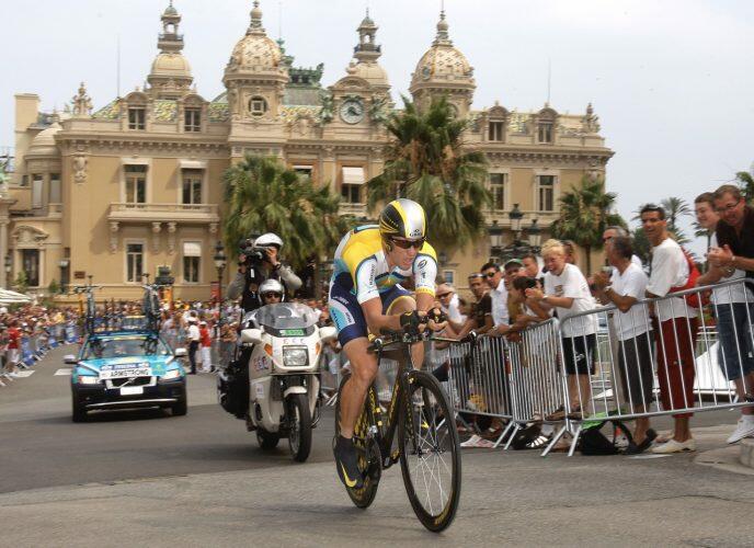 Lance Armstrong alla partenza del Tour de France 2025 ©Associated Press by Christophe Ena