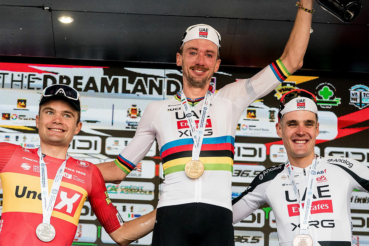 Il podio della Veneto Classic 2026 con Brandon McNulty tra Anthon Charmig e Pavel Sivakov © PP Sport Events-Alessio Pederiva