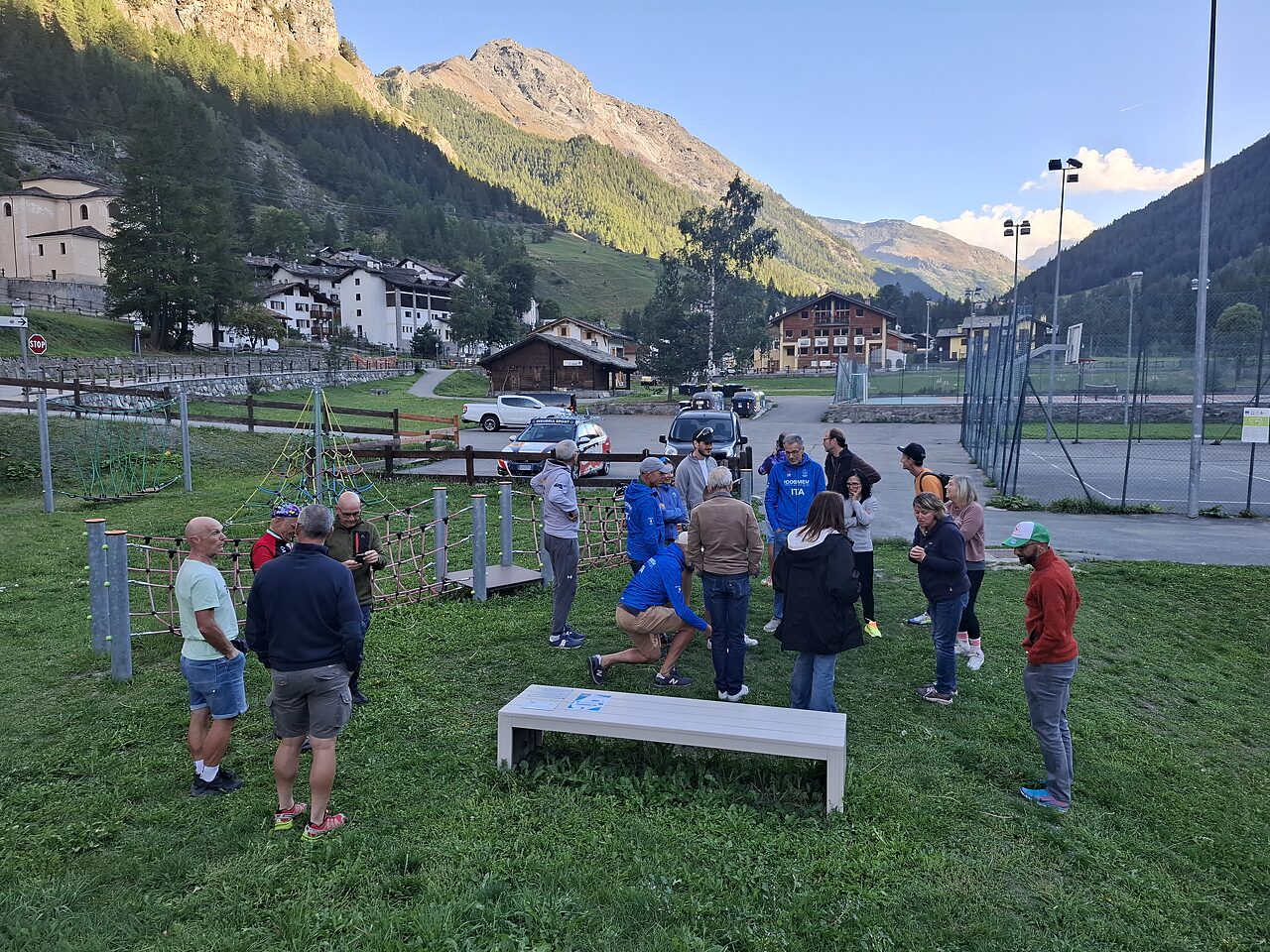 I partecipanti attorno alla prima panchina