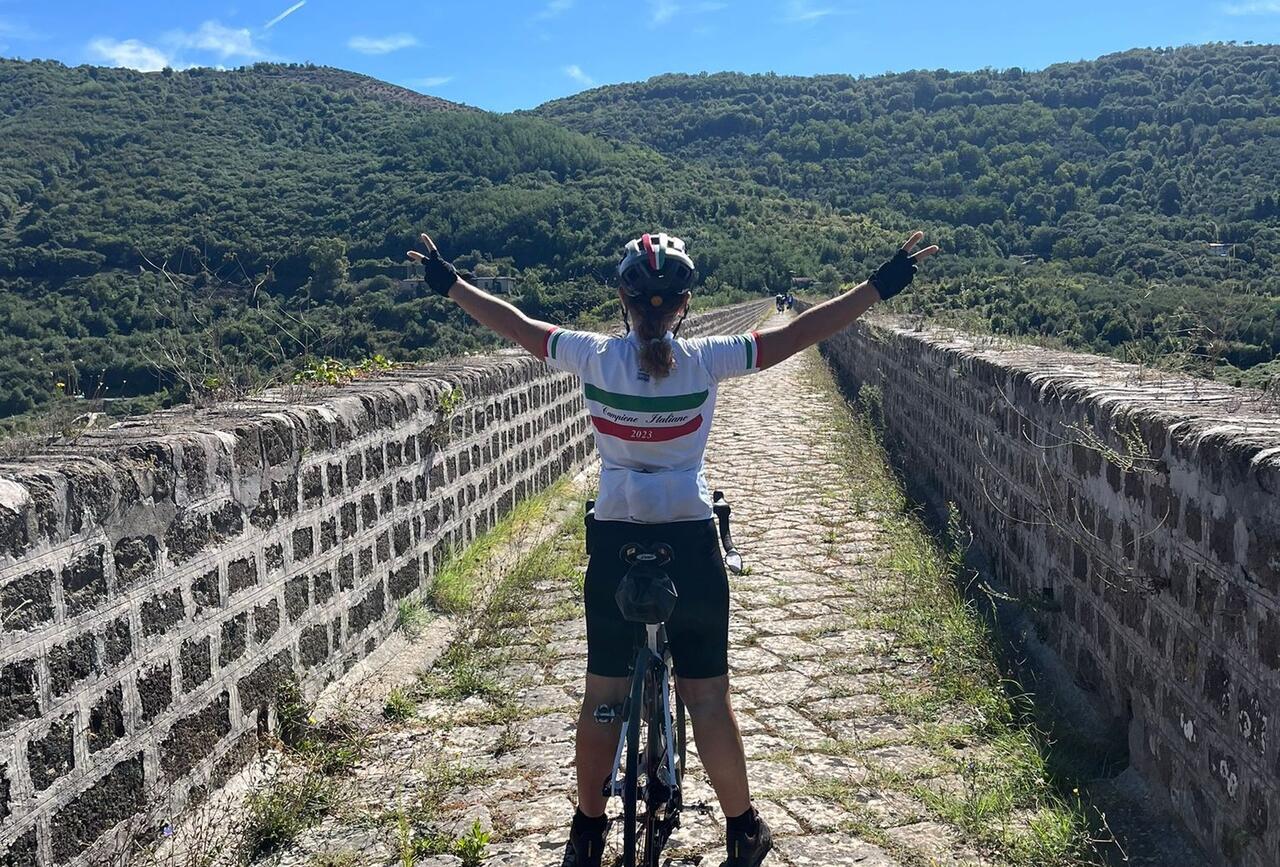 In bici sull’Acquedotto Carolino © Dafne Impellizzeri