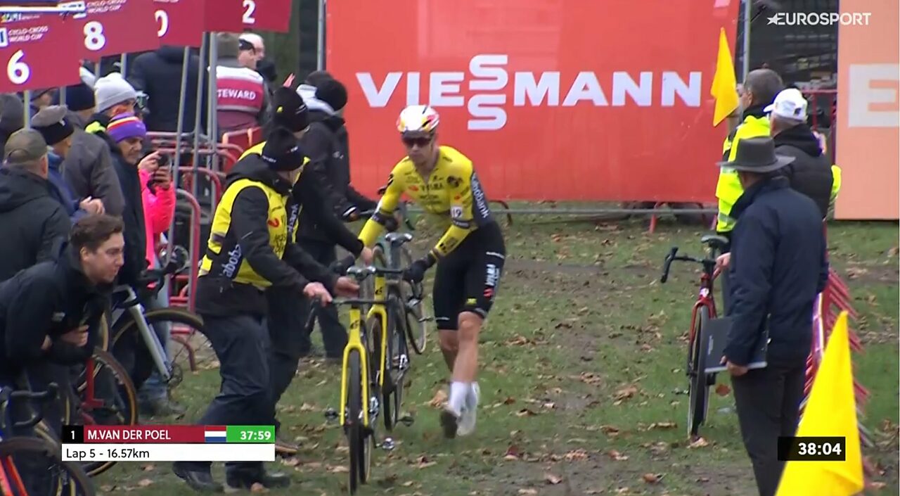 Wout van Aert costretto al cambio bici dopo una foratura