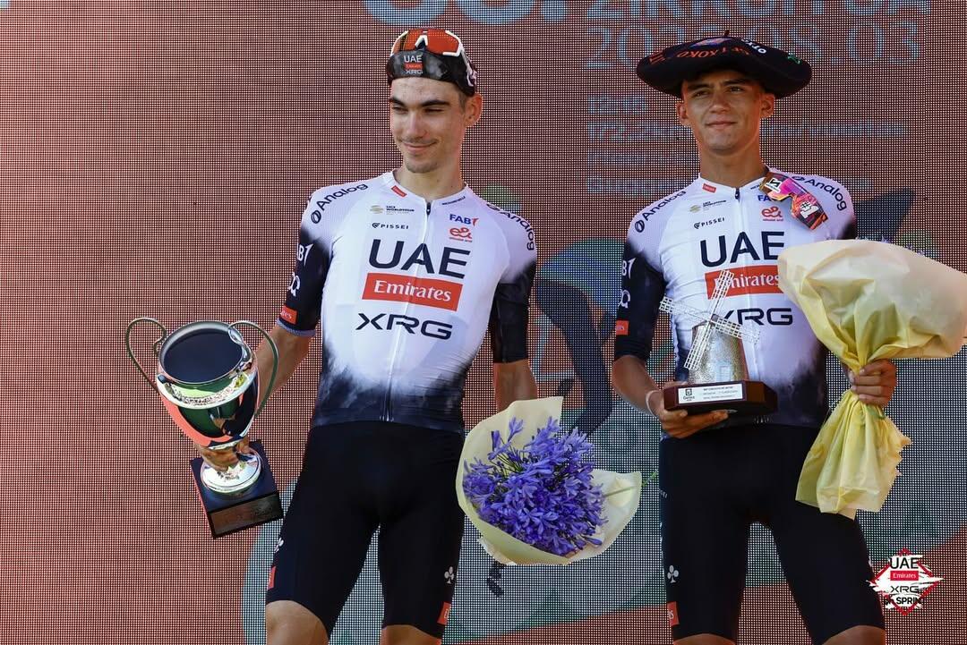 Isaac Del Toro sul podio con Juan Ayuso: doppietta UAE al Circuito de Getxo ©UAE Emirates-XRG