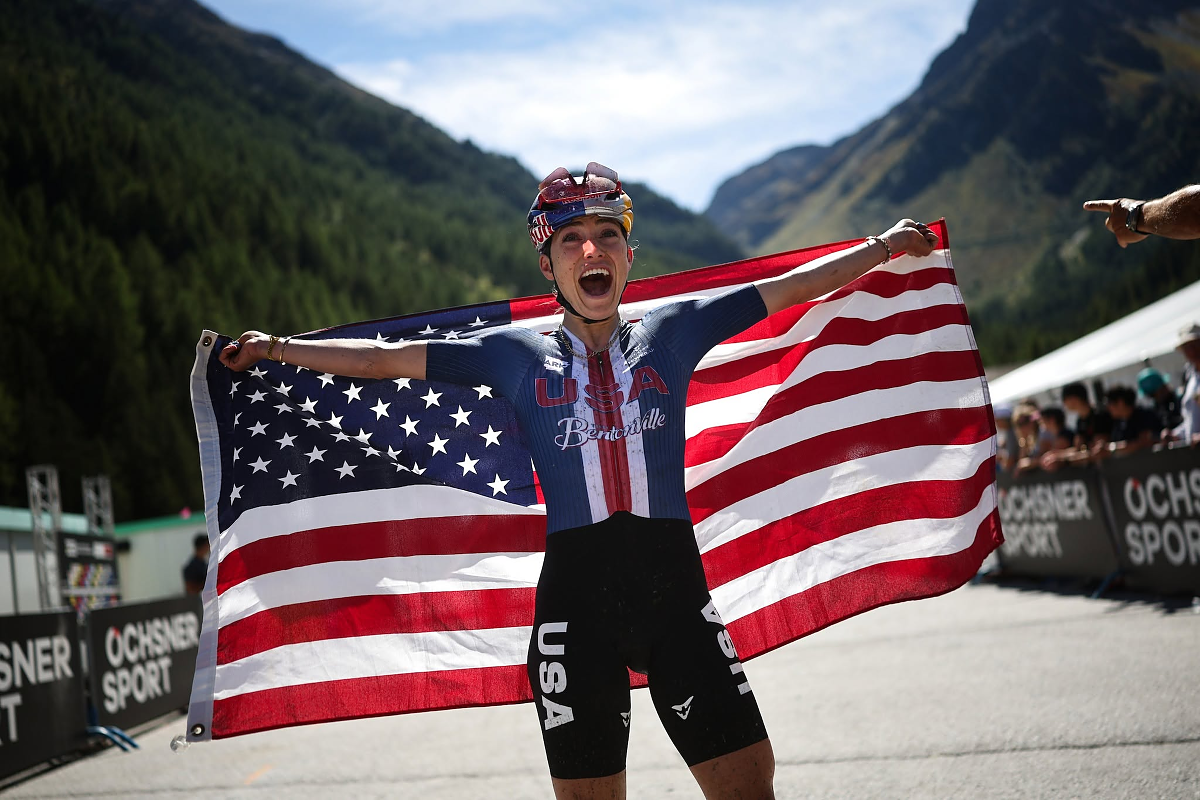 Kate Courtney dopo il titolo mondiale di XCM ©UCI MTB (Foto SWPix)