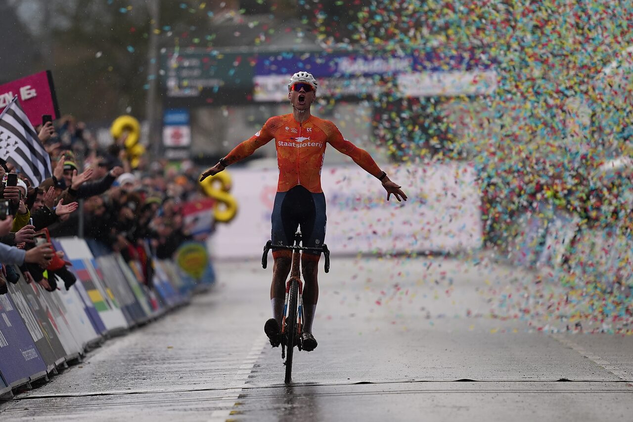 Mathieu van der Poel vince l'ottavo mondiale di ciclocross della sua carriera © UCI Cyclocross