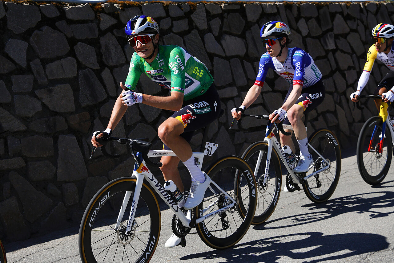 Giulio Pellizzari in maglia verde, nel corso della terza tappa del TotA 2026