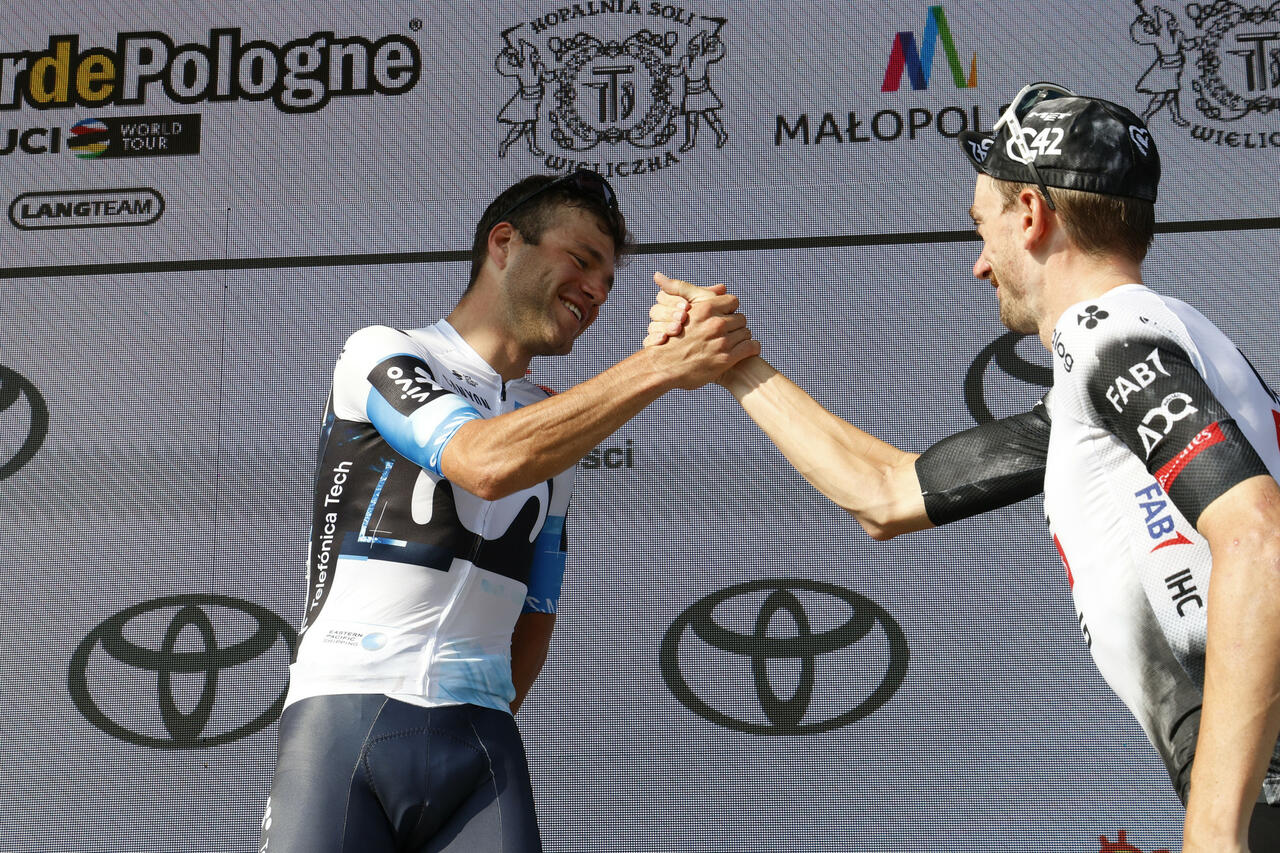 Brandon McNulty si complimenta sul podio del Giro di Polonia con Lorenzo Milesi ©Movistar Team